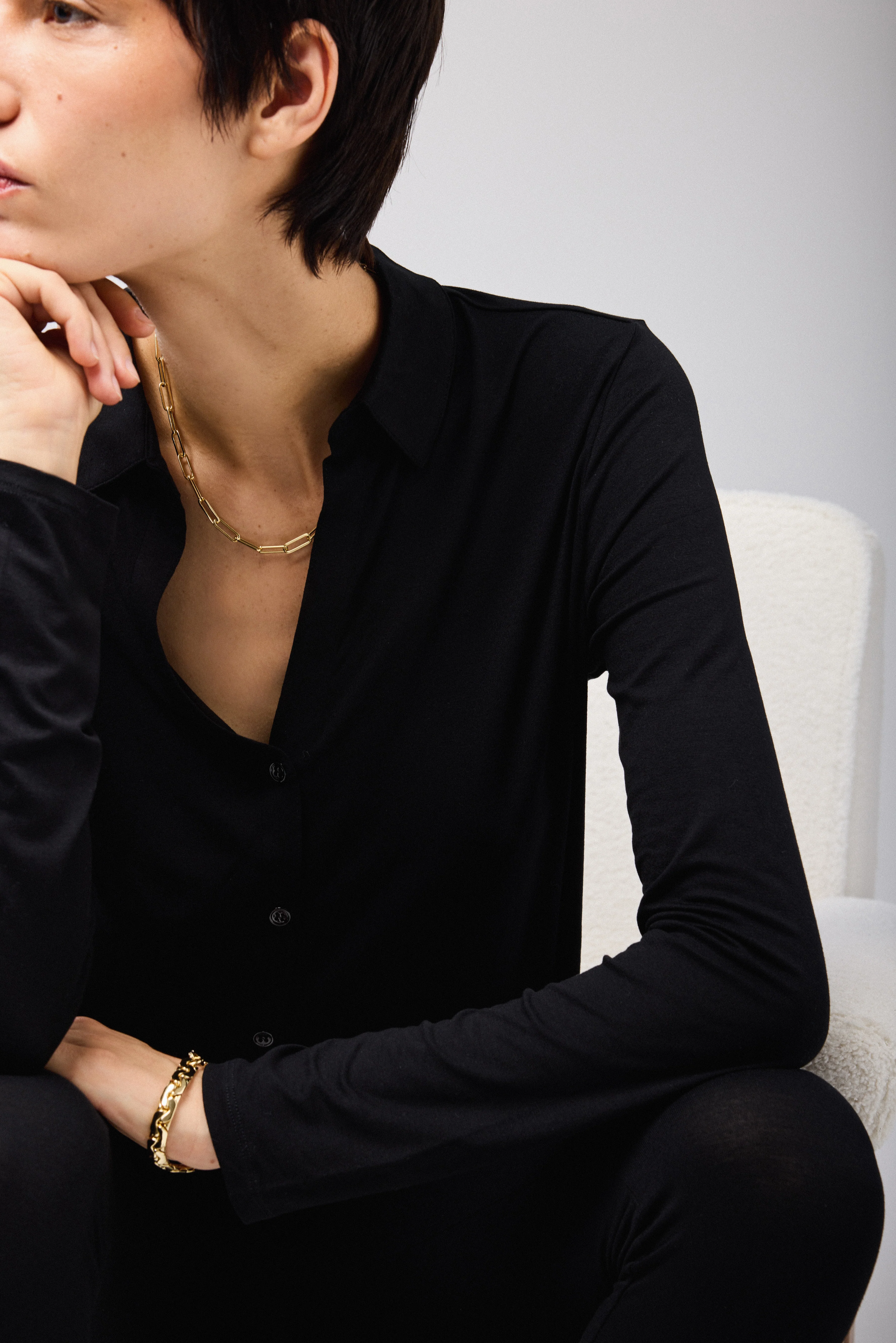 Chemise Noire Manches Longues en Viscose et Élasthanne - Image 3