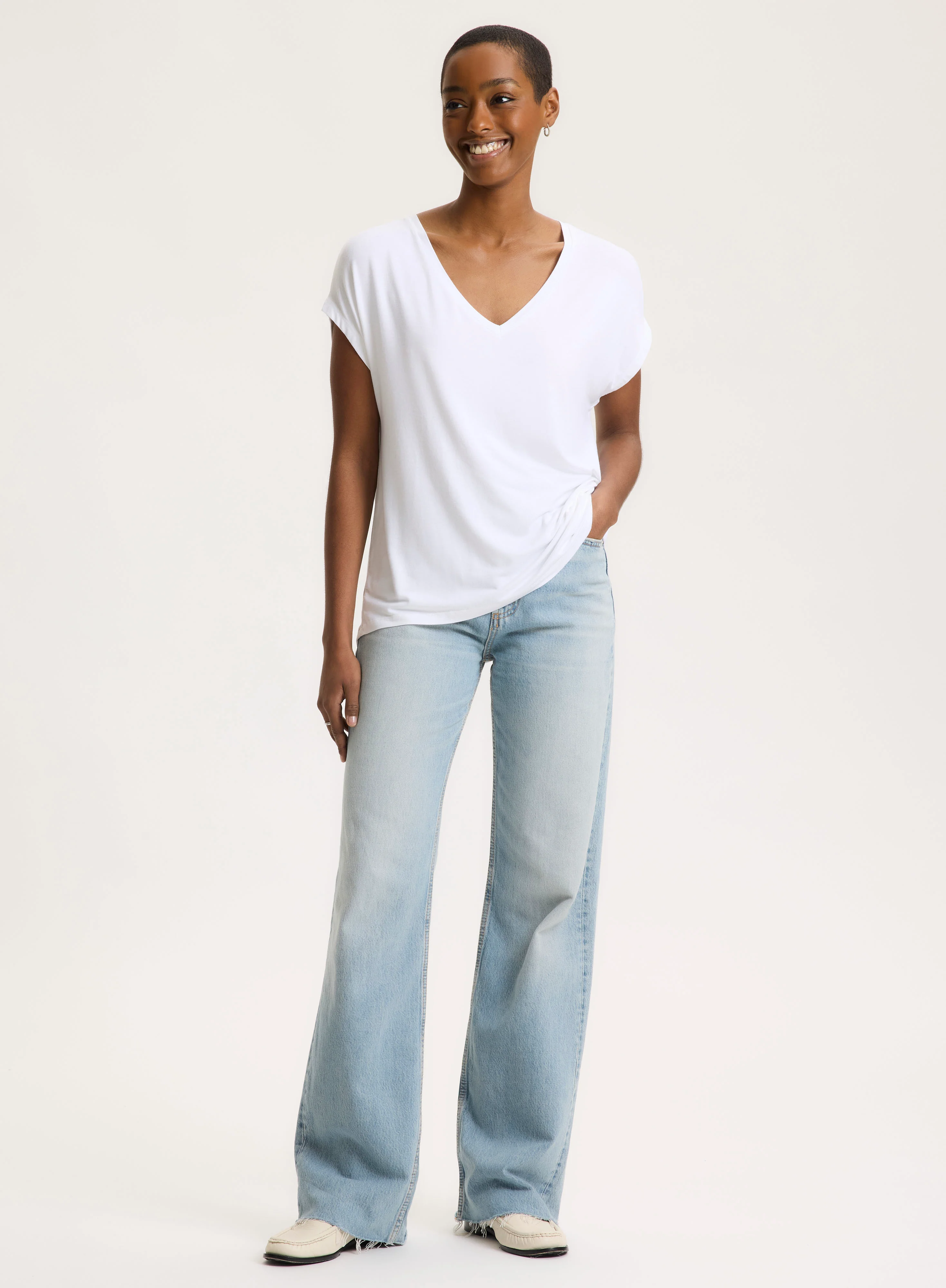 T-shirt Blanc Manches Courtes Col V en Viscose / Élasthanne - Image 3