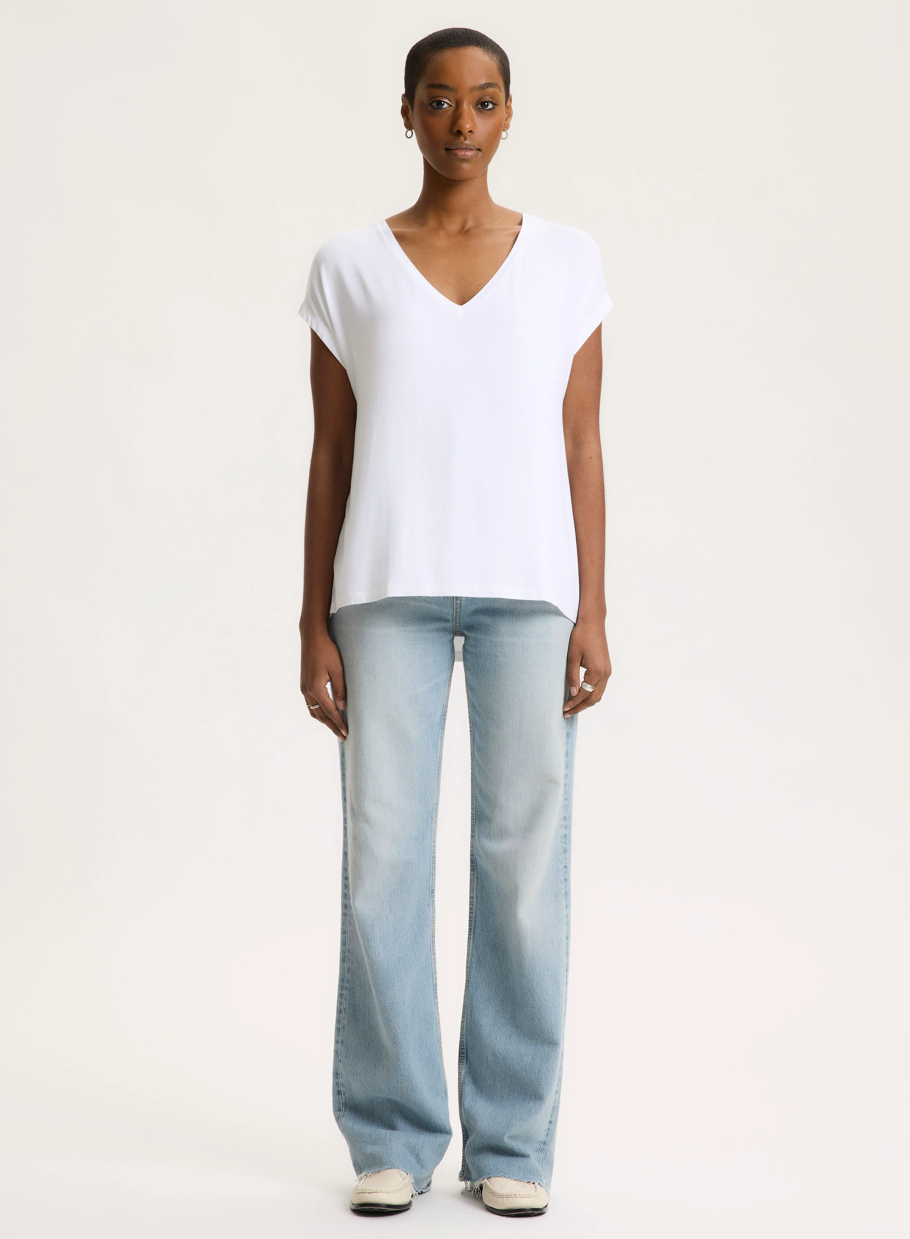 T-shirt Blanc Manches Courtes Col V en Viscose / Élasthanne - Image 7