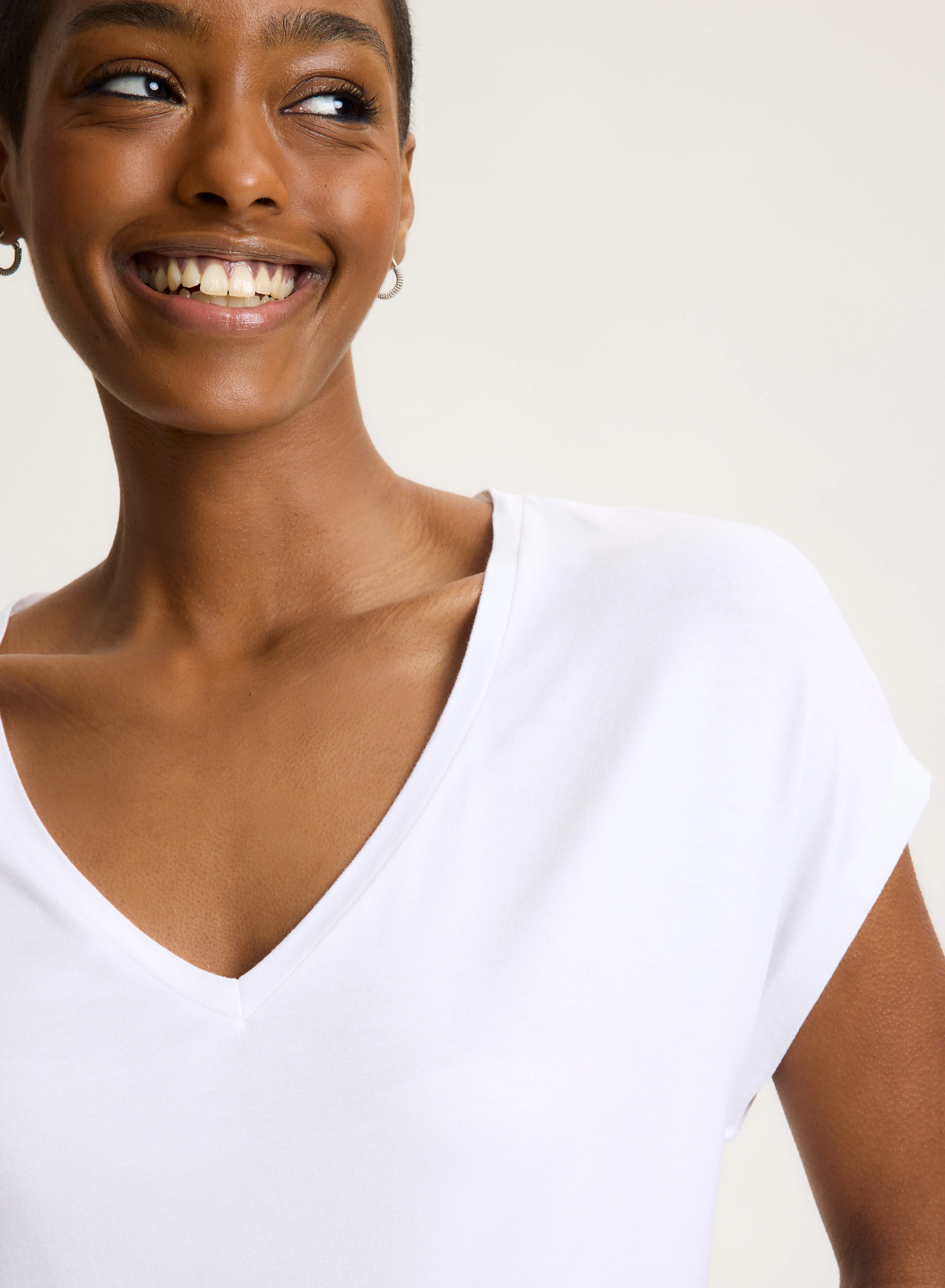 T-shirt Blanc Manches Courtes Col V en Viscose / Élasthanne - Image 8